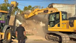La demolición fue coordinada por el municipio y Seguridad. Foto: Matías Pascualetti/Radio Nihuil.