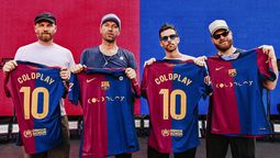 Los integrantes de Coldplay con las nuevas camisetas.