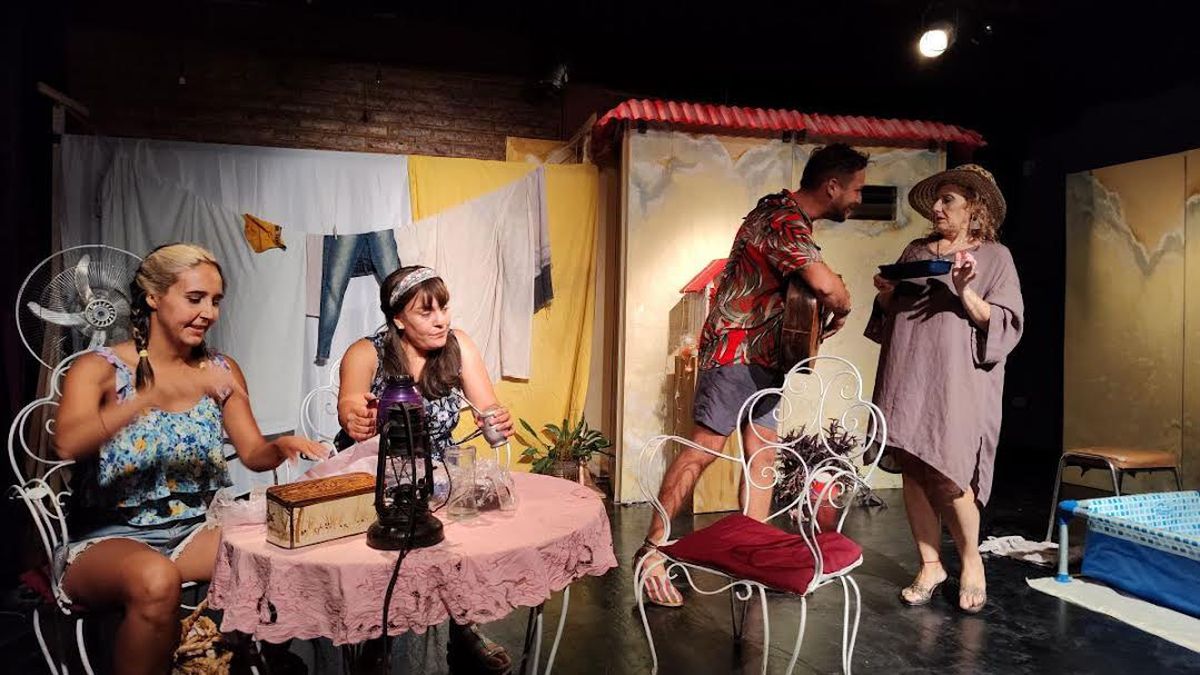 “La Pilarcita” es una comedia dramática que fusiona lo cotidiano de un pueblo con el mundo femenino. 