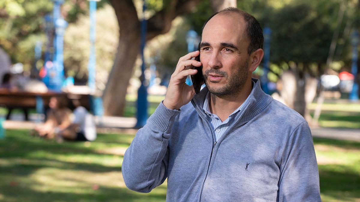 Thomas saluda y vuelve a su rutina. Afuera, la ciudad sigue con sus ritmos.