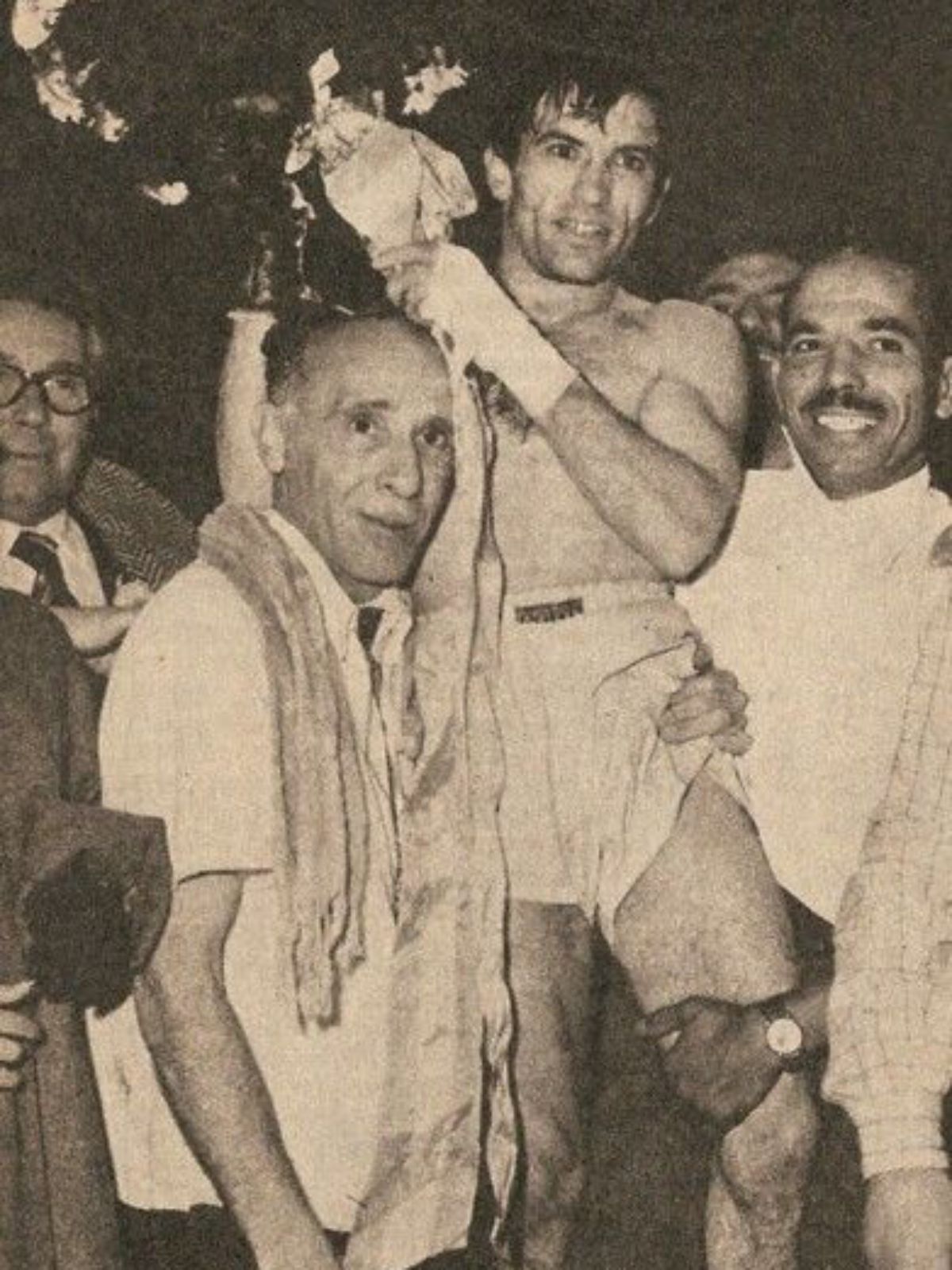 ¡Campeón Mundial! Pascual Pérez se consagró en Tokio al destronar al nipón Yoshio Shirai. Lo llevan en andas su entrenador Felipe Segura (izq.) y un colaborador. ¡Campeón Mundial! Pascual Pérez se consagró en Tokio al destronar al nipón Yoshio Shirai. Lo llevan en andas su entrenador Felipe Segura (izq.) y un colaborador.