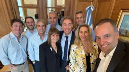 La mesa política del oficialismo. Santiago Caputo, Luis Caputo, Patricia Bullrich, Karina Milei y Manuel Adorni, en primera fila.