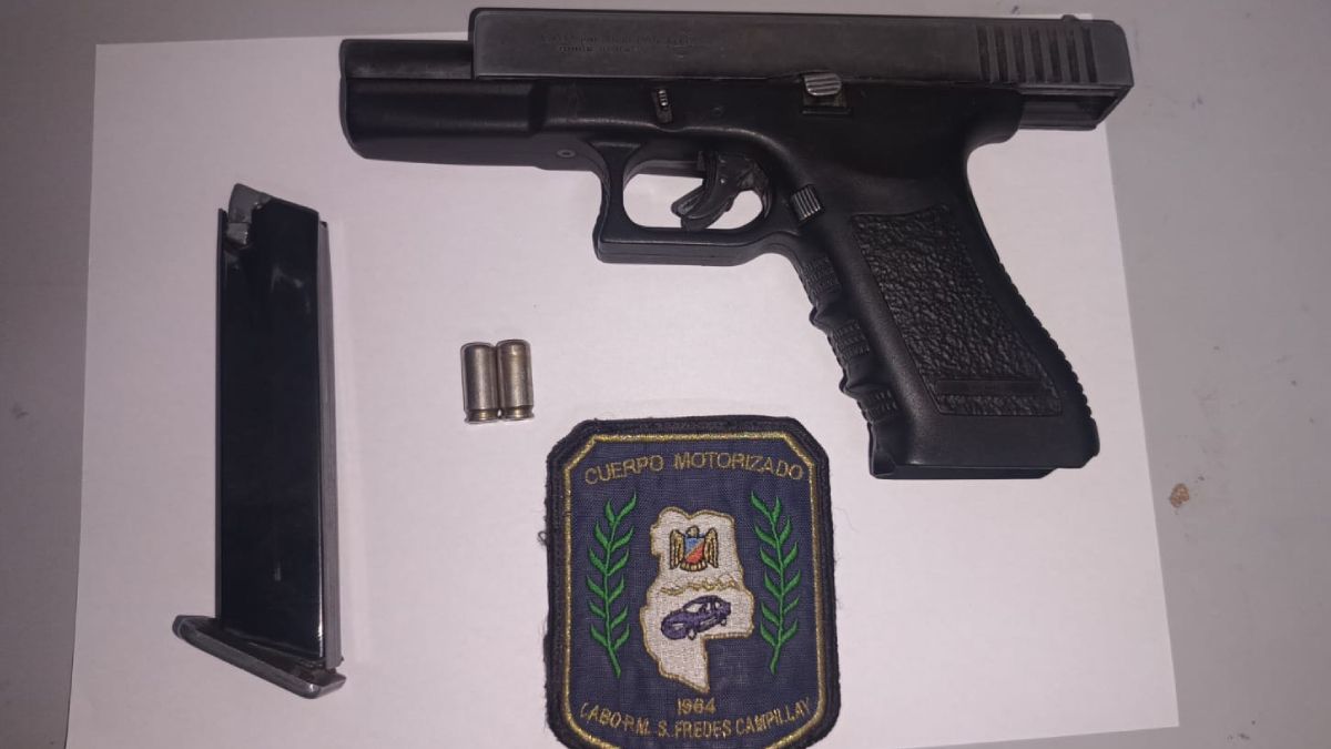 La Policía descubrió que el pasajero llevaba escondida una pistola 9 mm. La Policía descubrió que el pasajero llevaba escondida una pistola 9 mm.