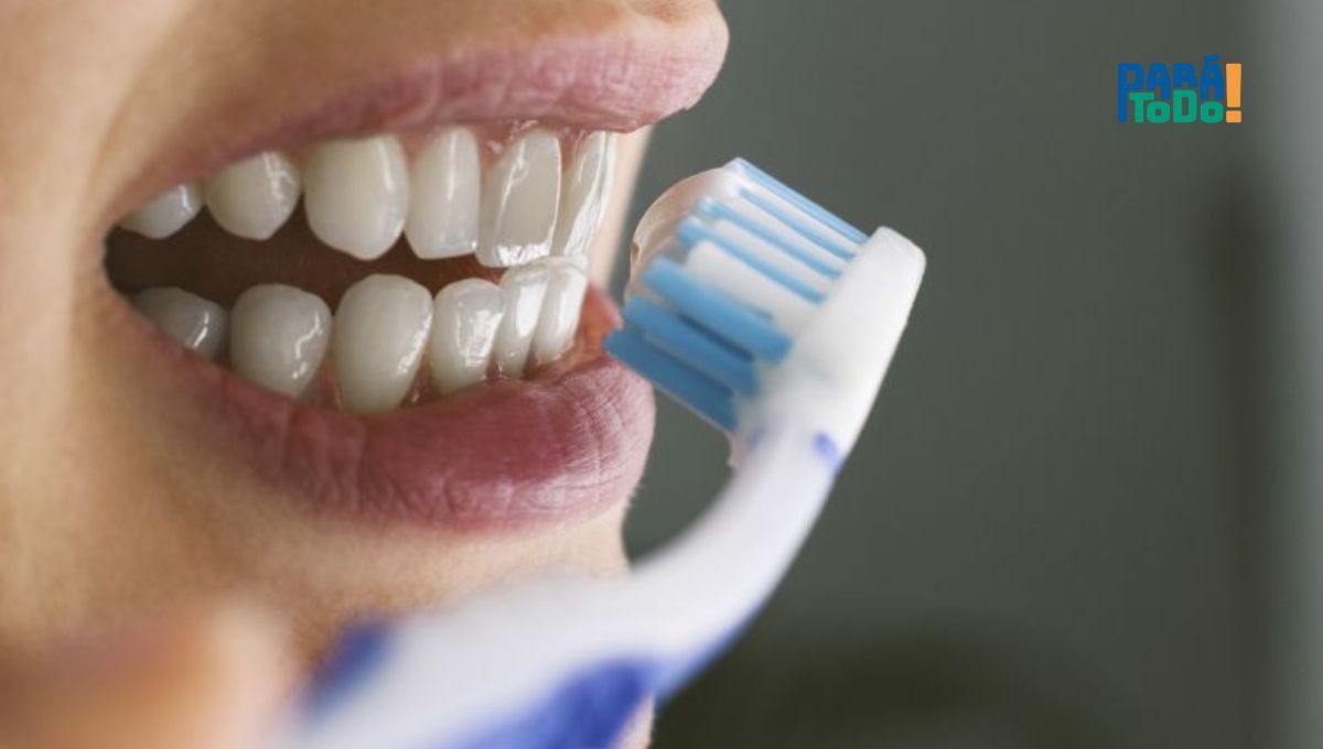Cepillándote de esta manera, puedes prevenir el daño al esmalte de tus dientes. Cepillándote de esta manera, puedes prevenir el daño al esmalte de tus dientes.