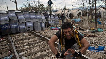Piqueteros for export: tensión entre migrantes que cortaron una autopista entre Grecia y Macedonia