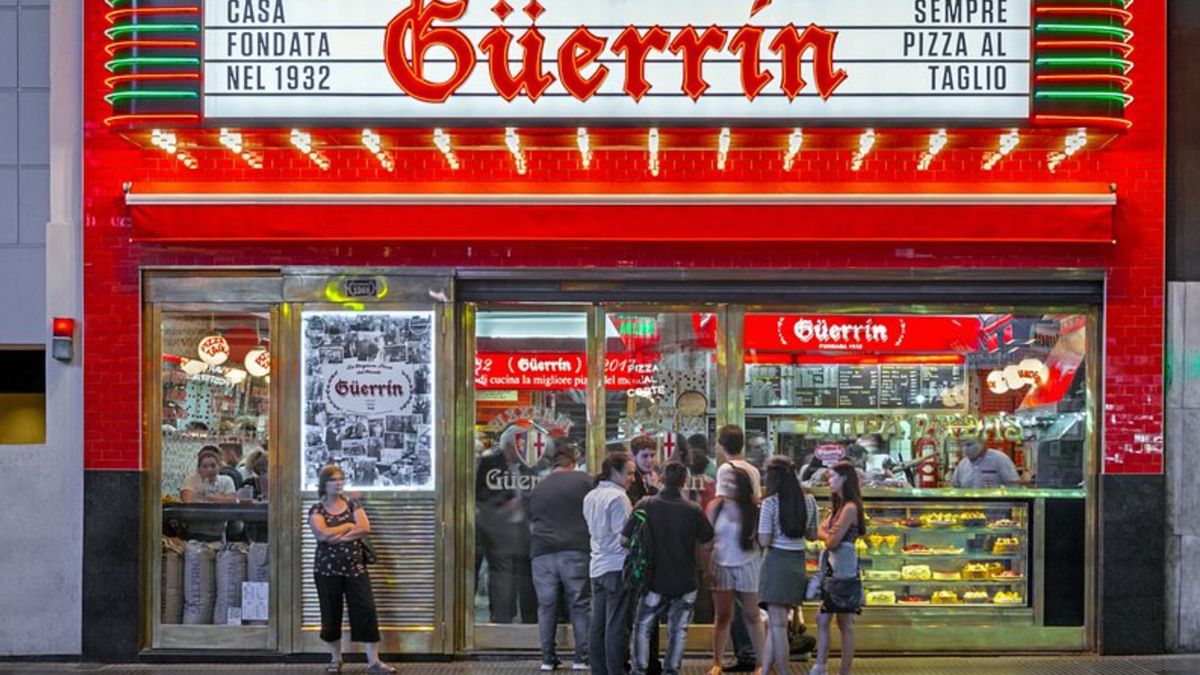 La clásica pizzería de la avenida Corrientes, a pasos del Obelisco, elegida entre las mejores del mundo La clásica pizzería de la avenida Corrientes, a pasos del Obelisco, elegida entre las mejores del mundo