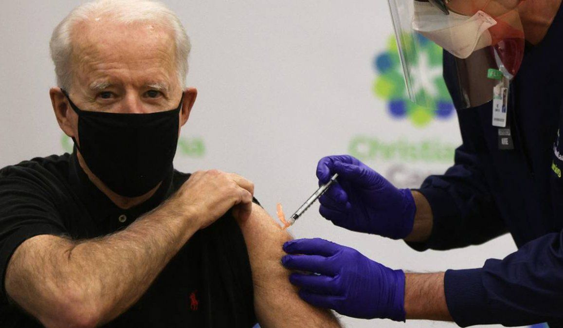 El presidente electo Joe Biden recibió la segunda dosis de la vacuna de Pfizer y se pronunció  favor de liberar todas las vacunas que son retenidas para vacunar a más ciudadanos