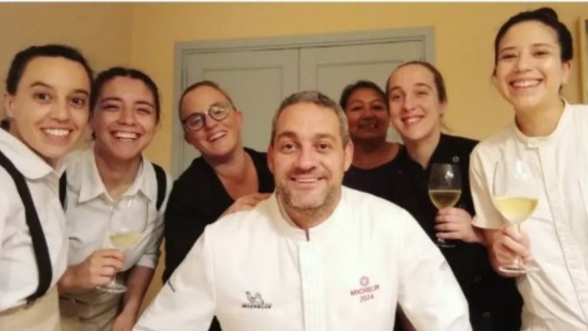 El equipo completo de Brindillas, celebrando la premiación. En el centro, el chef Mariano Gallego. El equipo completo de Brindillas, celebrando la premiación. En el centro, el chef Mariano Gallego.