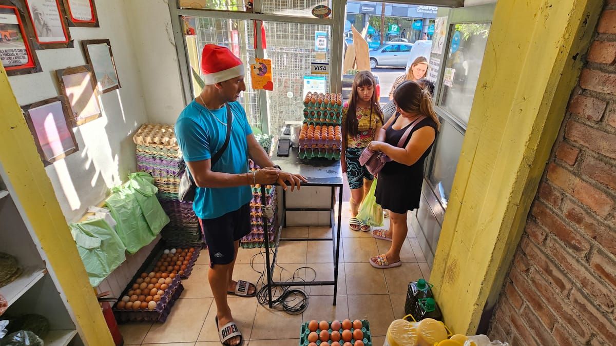 Marcelo tuvo tanto éxito en la convocatoria para que sus clientes donen que ahora sigue juntando útiles para armar otra mochila. Marcelo tuvo tanto éxito en la convocatoria para que sus clientes donen que ahora sigue juntando útiles para armar otra mochila.