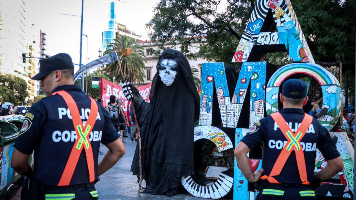 Los cordobeses también se plegaron al cacerolazo cultural en contra de los recortes que plantea Milei en diferentes áreas. Los cordobeses también se plegaron al cacerolazo cultural en contra de los recortes que plantea Milei en diferentes áreas.
