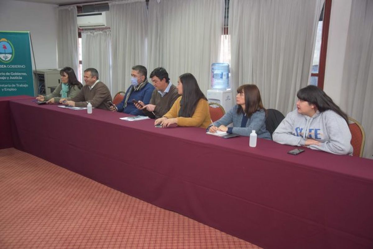 Carina Sedano y los representantes del SUTE en la reunión paritaria que se dio el 21 de junio pasado, en la que el gremio rechazó la oferta oficial y se pasó a un cuarto intermedio.