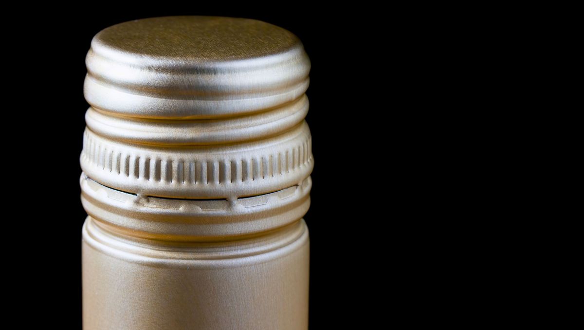 La tapa a rosca se produce más rápido, es más practica y evita el ingreso de sustancias externas al vino La tapa a rosca se produce más rápido, es más practica y evita el ingreso de sustancias externas al vino