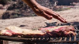 Saber hacer un buen asado requiere de muchas técnicas, si uno pretende sacar una rica carne de la parrilla.