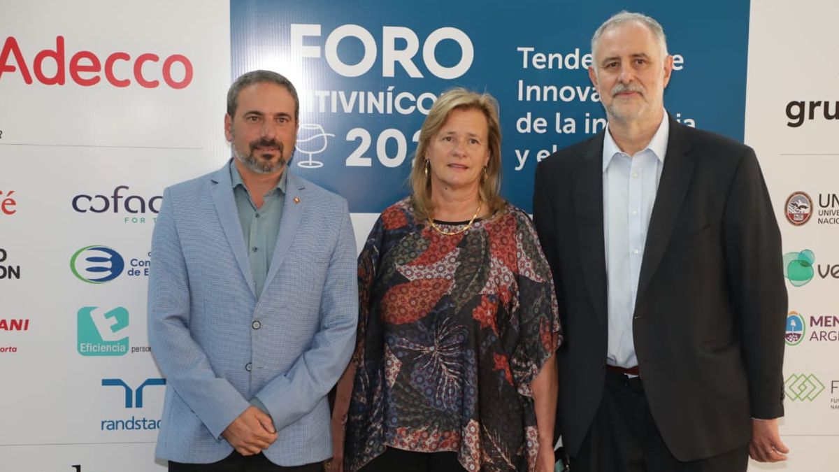 Martín Hinojosa, Patricia Ortiz y Milton Kuret durante el foro.
