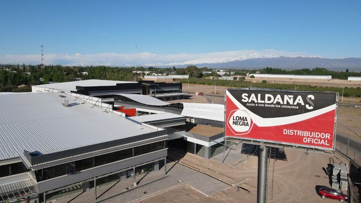 Ubicado sobre el Acceso Este y Arturo González de Maipú, el predio de 30.000 m2 albergará a las principales compañías, operadores y marcas del sector. Tendrá más de 40 módulos comerciales, estacionamiento privado, oficinas, auditorio, espacio para niños y cafetería.