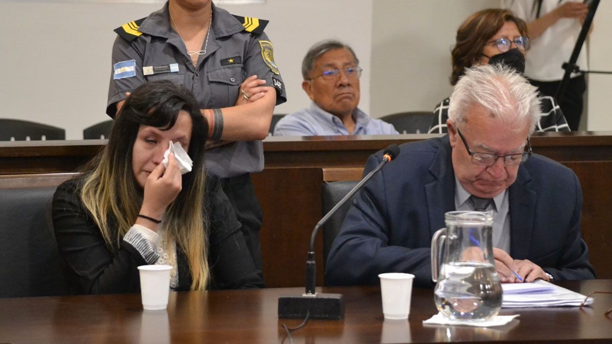 Karen Oviedo, junto a su abogado Luis Torres, lloró en el primer día del juicio en su contra, acusada se envenenar a su pareja y al hijo de este.