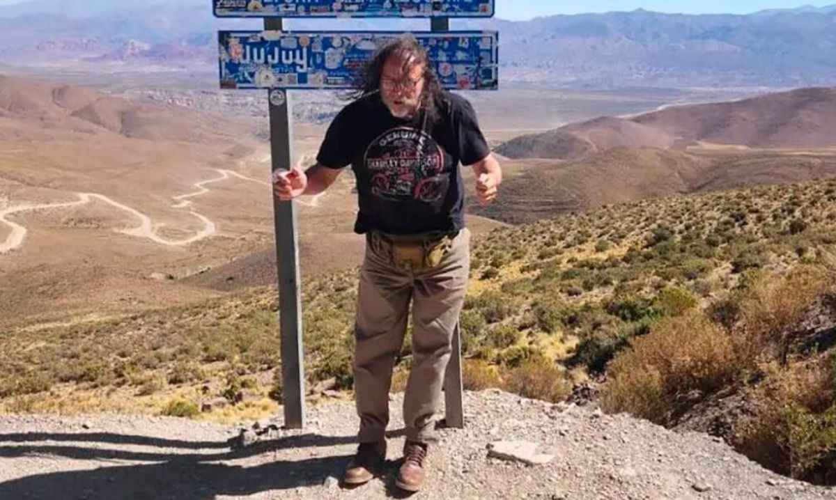Cacho cuando estaba libre. El artista solía hacer giras por las provincias y se presentaba en el escenario junto a Verónica Macías.