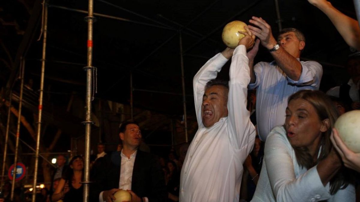 En la gesti&oacute;n anterior. Alfredo Cornejo ataja un mel&oacute;n, la entonces vicegobernadora Laura Montero esquiva y a la izquierda el entonces intendente de Lavalle, Roberto Righi mira la acci&oacute;n.