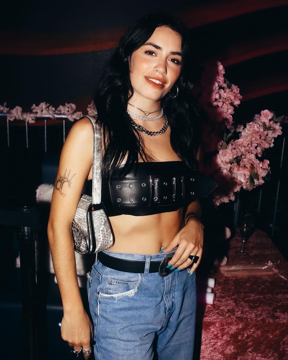 Lali Espósito se muestra en corpiñito cinturón y paraliza Miami. Lali Espósito se muestra en corpiñito cinturón y paraliza Miami.