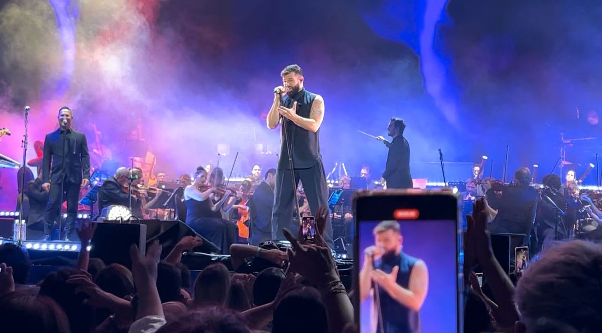 Atento a todos los detalles, Ricky Martín sorprendió con varios cambios de vestuario.