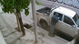 Así es como un ladrón roba todo lo que hay dentro de una camioneta