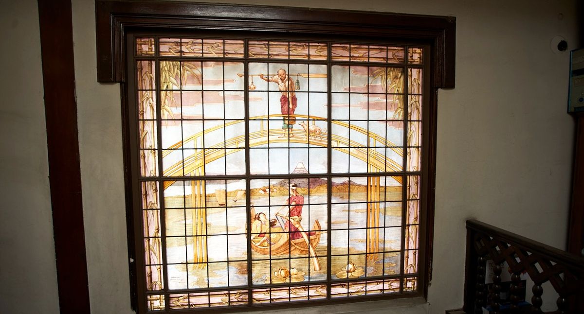 Vitral en la escalera del antiguo chalet Calise Vitral en la escalera del antiguo chalet Calise