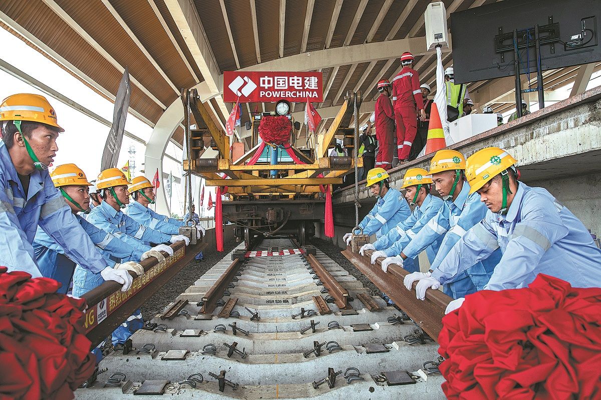 Los trabajadores colocan el último riel del ferrocarril de alta velocidad Yakarta-Bandung en Indonesia, el 31 de marzo. Se espera que el ferrocarril de alta velocidad, construido con tecnología china, entre en funcionamiento este mes. XINHUA