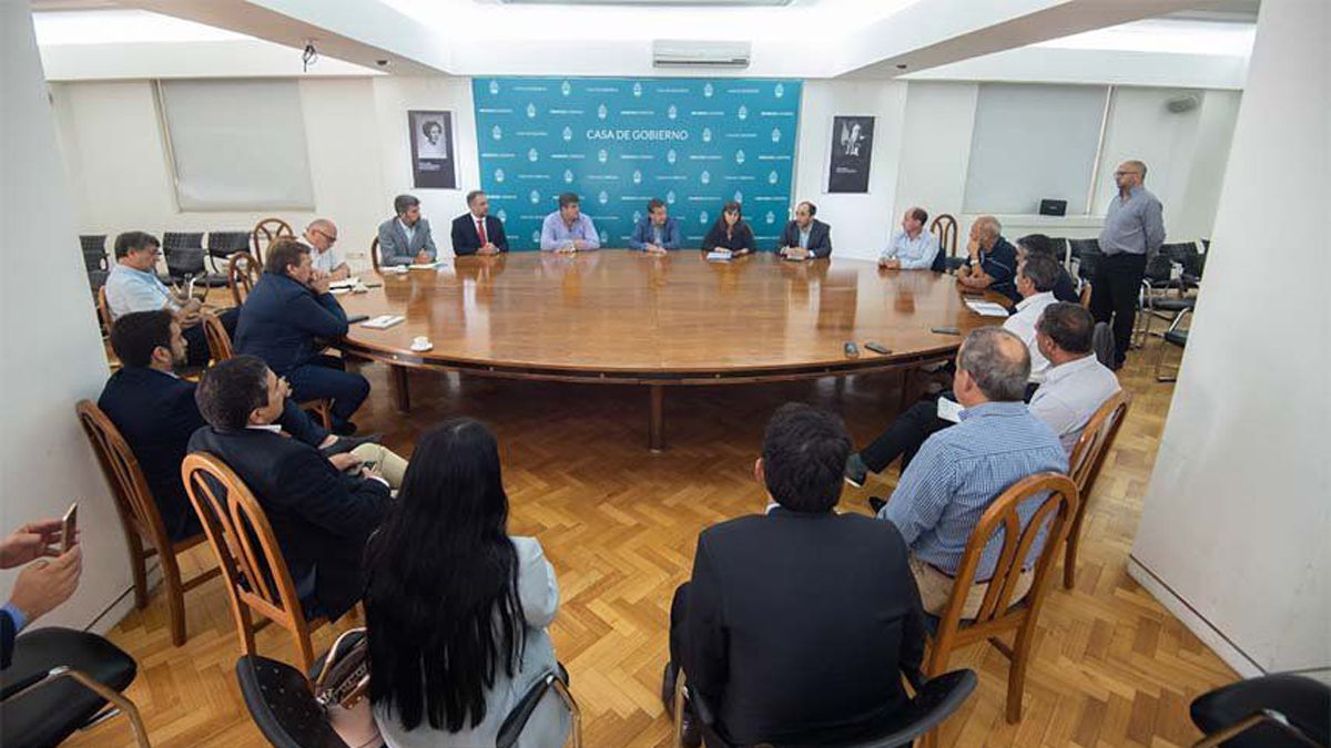 Rodolfo Suarez vuelve a reunirse con intendentes.