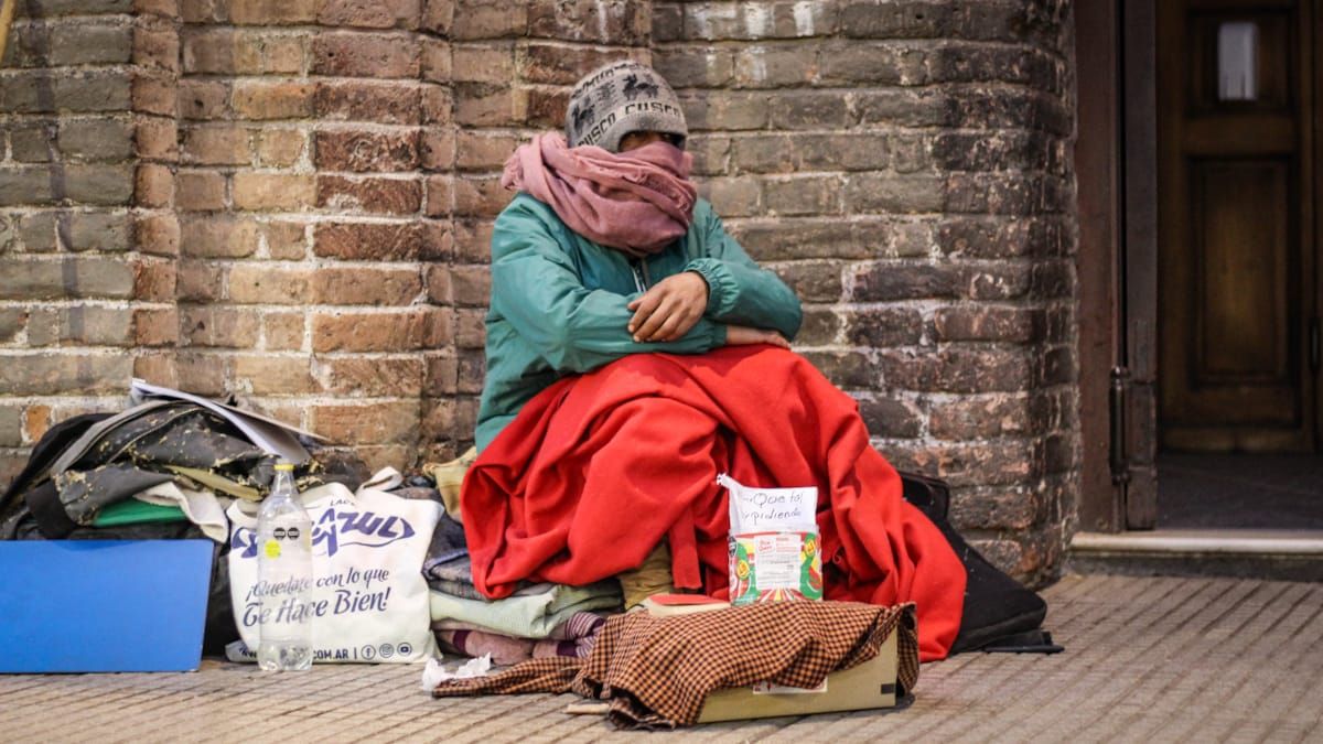 La calle. Fabián escribe para mitigar la vida a la intemperie. La calle. Fabián escribe para mitigar la vida a la intemperie.
