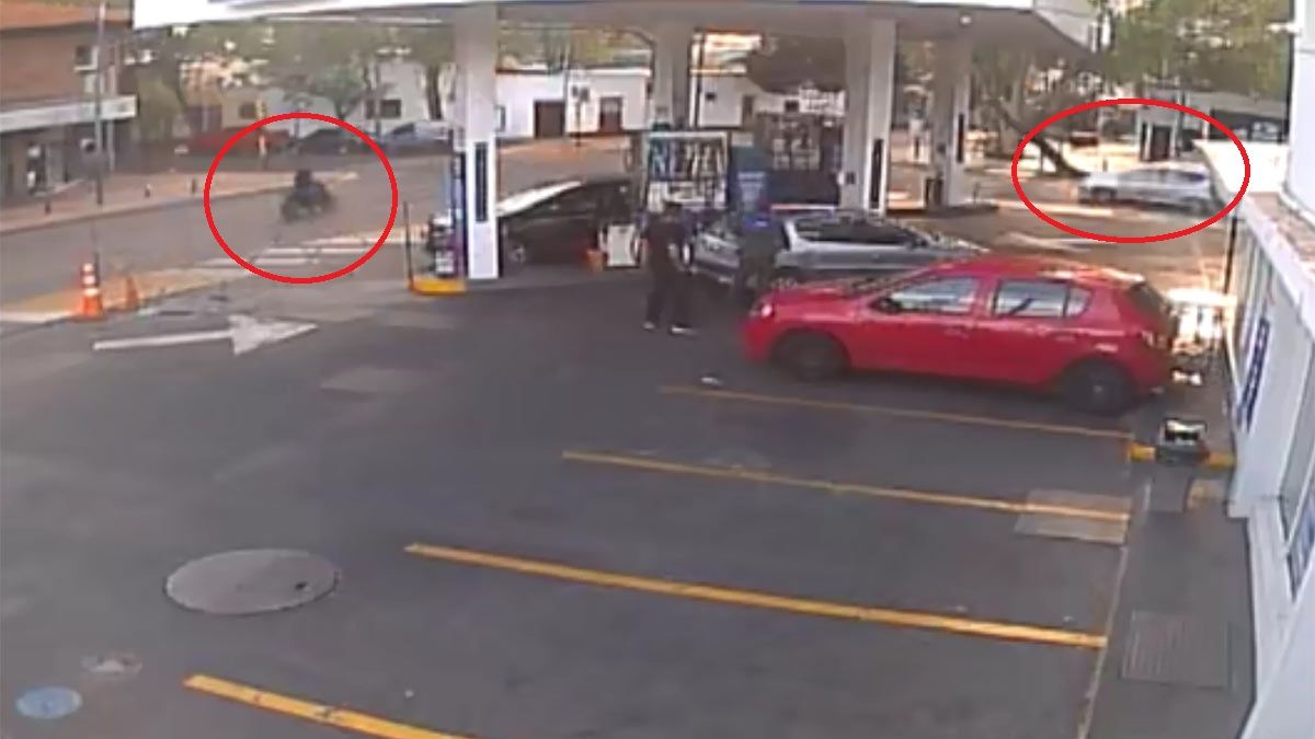 La moto circulaba por Pellegrini y el auto por Beltrán.