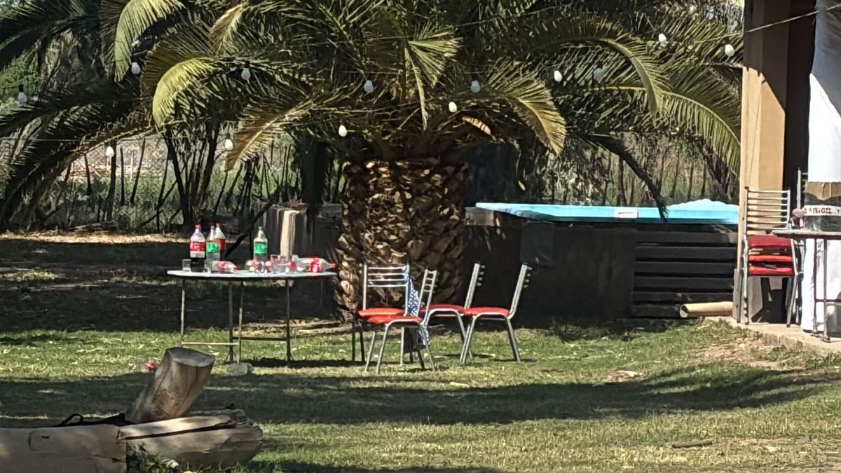 Creen qu hace pocos días hubo una fiesta por las cosas que quedaron en el patio de la casa allanada el jueves. Creen qu hace pocos días hubo una fiesta por las cosas que quedaron en el patio de la casa allanada el jueves.