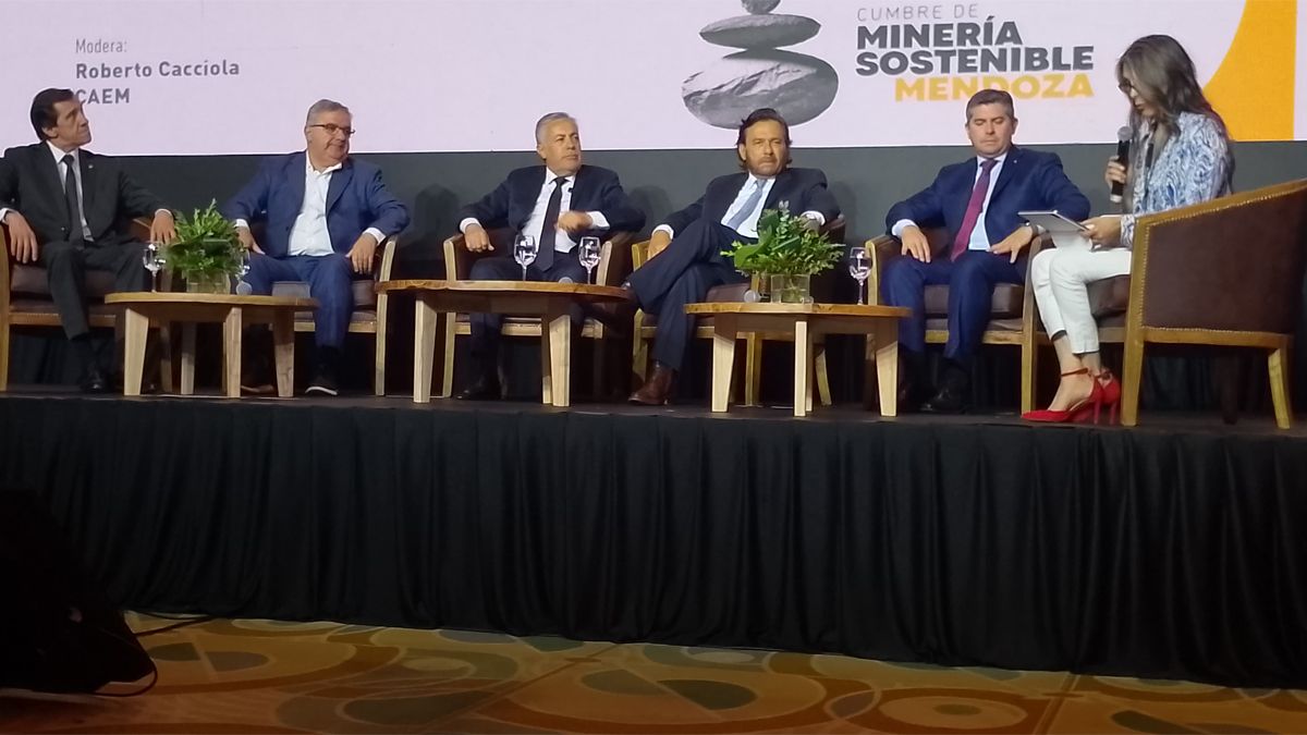Autoridades en la Mesa del Cobre.