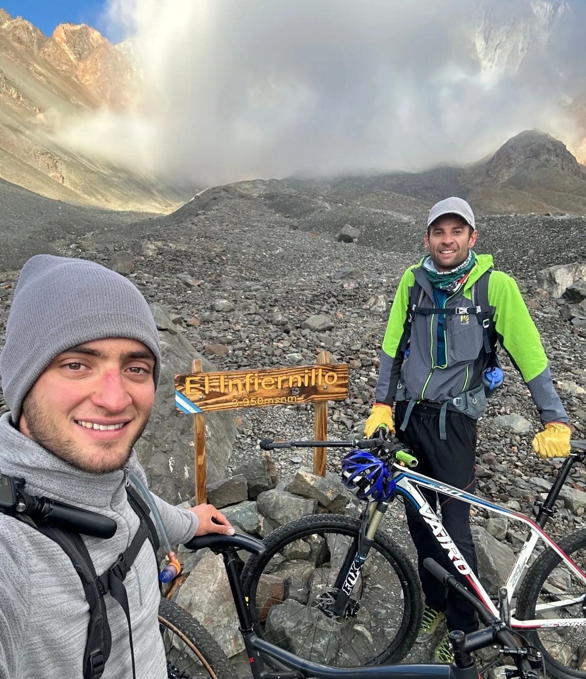 Facundo Raffa (izquierda) y Claudio Fredes durante el ascenso al cerro El Plata. Facundo Raffa (izquierda) y Claudio Fredes durante el ascenso al cerro El Plata.