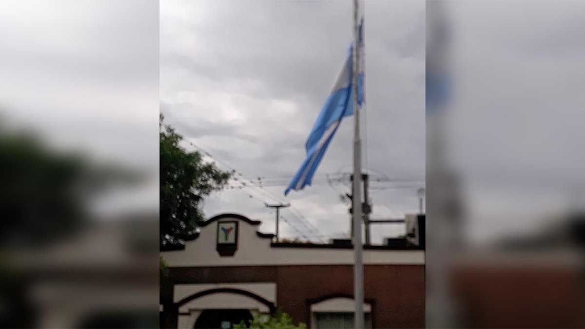 Aborto legal: un municipio puso la bandera a media asta por los bebés que no van a nacer