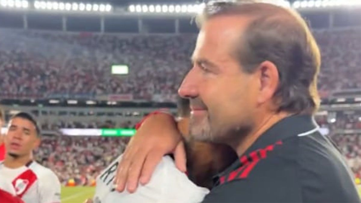 El llamativo gesto del cuerpo técnico de River con los jugadores en la salida de la cancha