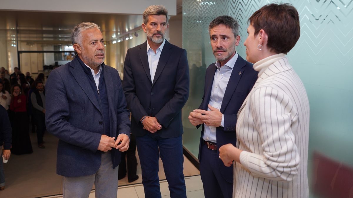 Alfredo Cornejo junto al intendente de la Ciudad de Mendoza, Ulpiano Suarez;el secretario general del CFI, Ignacio Lamothe y la ministra de Energía y Ambiente, Jimena Latorre. Durante esta reunión, Cornejo realizó declaraciones sobre la oposición Alfredo Cornejo junto al intendente de la Ciudad de Mendoza, Ulpiano Suarez;el secretario general del CFI, Ignacio Lamothe y la ministra de Energía y Ambiente, Jimena Latorre. Durante esta reunión, Cornejo realizó declaraciones sobre la oposición