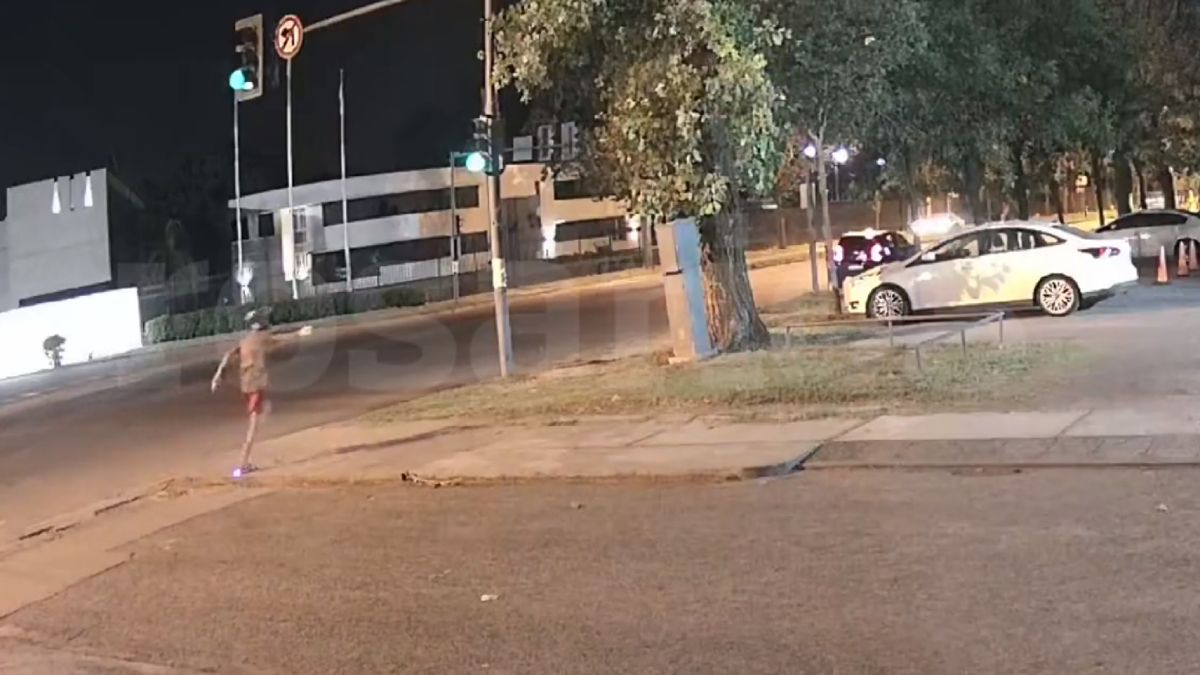 Momento preciso en que el sicario del narcotráfico dispara su arma de fuego contra el frente del Canal 3 de Rosario.