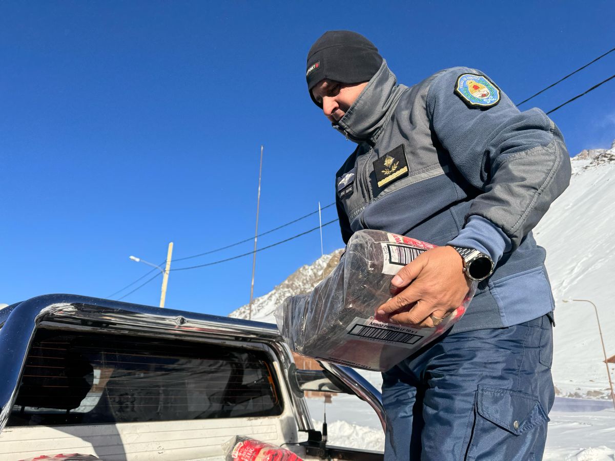 Mario lucero - coordinador del Corredor Internacional por la Policía de Mendoza- pudo llevar víveres a los pobladores de Las Cuevas, ya que personal de Vialidad despejó la ruta.