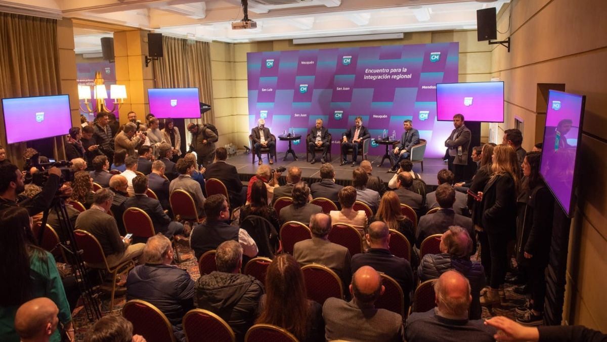 La sala estaba repleta de referentes de Cambia Mendoza. La sala estaba repleta de referentes de Cambia Mendoza.