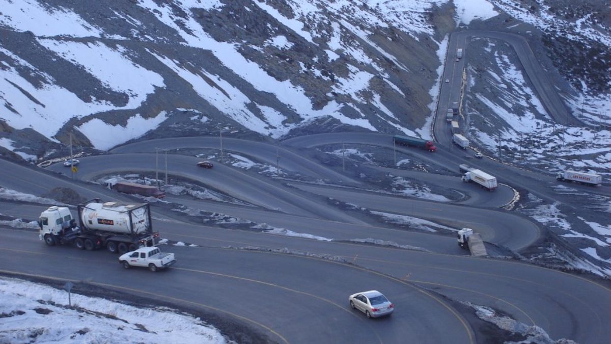 Las autoridades chilenas despejaron la ruta en la zona de la bajada de Los Caracoles, que se vio afectada por un choque múltiple de camiones, con el saldo de un muerto y un herido.