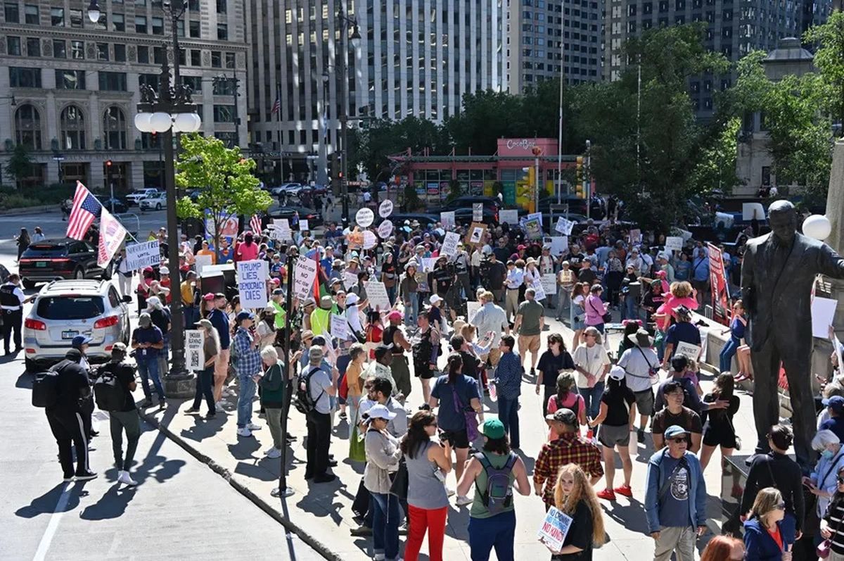 Protestas frente a la Torre Trump este lunes, en Chicago, Illinois en Estados Unidos. Crédito: EFE/EPA/ Patrick Gorski. Protestas frente a la Torre Trump este lunes, en Chicago, Illinois en Estados Unidos. Crédito: EFE/EPA/ Patrick Gorski.