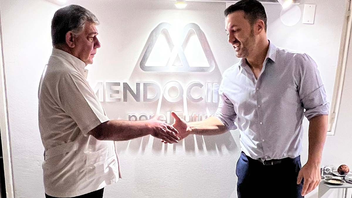 El médico Jorge Gazohul y el ex legislador Luis Petri durante la reunión que compartieron en la Fundación Mendocinos por el Futuro.