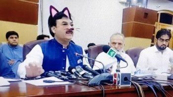 Ministro transmitió una conferencia en Facebook Live y olvidó sacar el filtro de gato