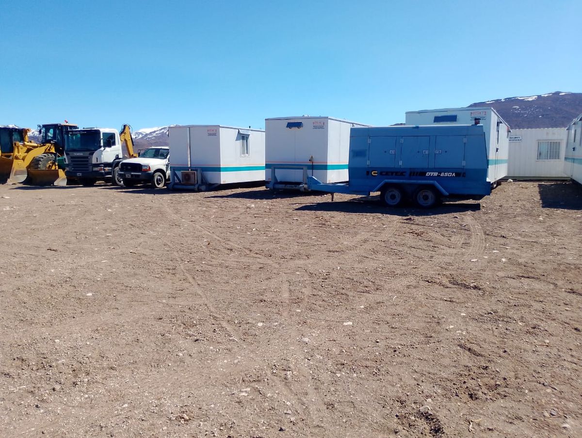 Parte de la maquinaria que quedó en el puesto de Andrea, en la base de Hierro Indio. Personal de Impulsa Mendoza llega cada semana para realizar el mantenimiento. Parte de la maquinaria que quedó en el puesto de Andrea, en la base de Hierro Indio. Personal de Impulsa Mendoza llega cada semana para realizar el mantenimiento.