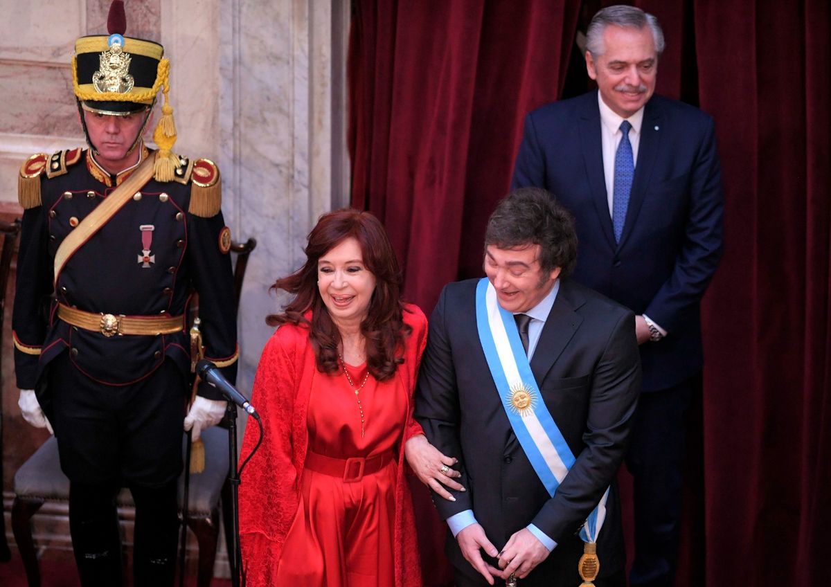 Buena onda efímera cuando asumió Javier Milei, con Cristina Kirchner y Alberto Fernández sonrientes. Buena onda efímera cuando asumió Javier Milei, con Cristina Kirchner y Alberto Fernández sonrientes.
