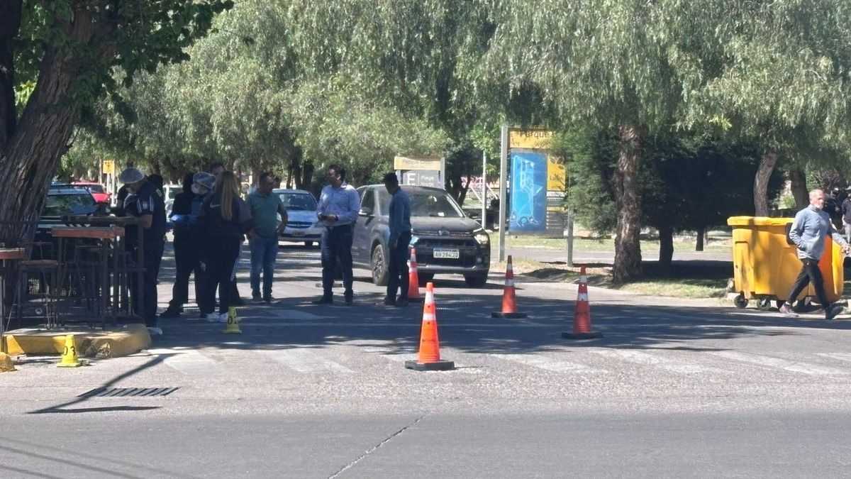 El policía disparó 8 veces contra García Gioia, quien a raíz de un balazo en la cabeza, perdió el dominio de auto y volcó. Luego, falleció en el hospital Central. El policía disparó 8 veces contra García Gioia, quien a raíz de un balazo en la cabeza, perdió el dominio de auto y volcó. Luego, falleció en el hospital Central.