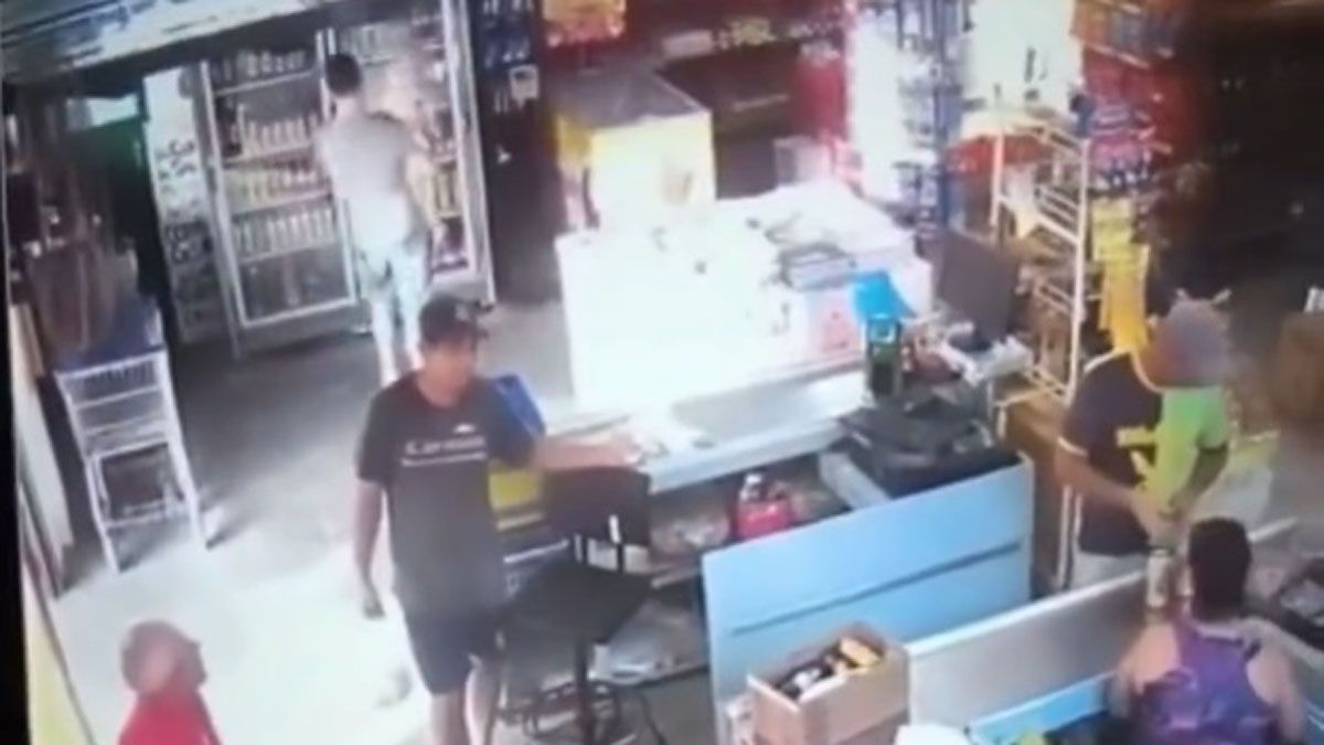 Video: abrió una heladera descalzo con su hijo en brazos y casi muere electrocutado
