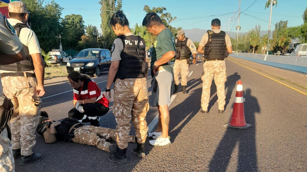 Tras el accidente, la policía cayó de su moto y quedó tendida en la calzada de calle Paso hasta que fue asistida por los médicos de una ambulancia.