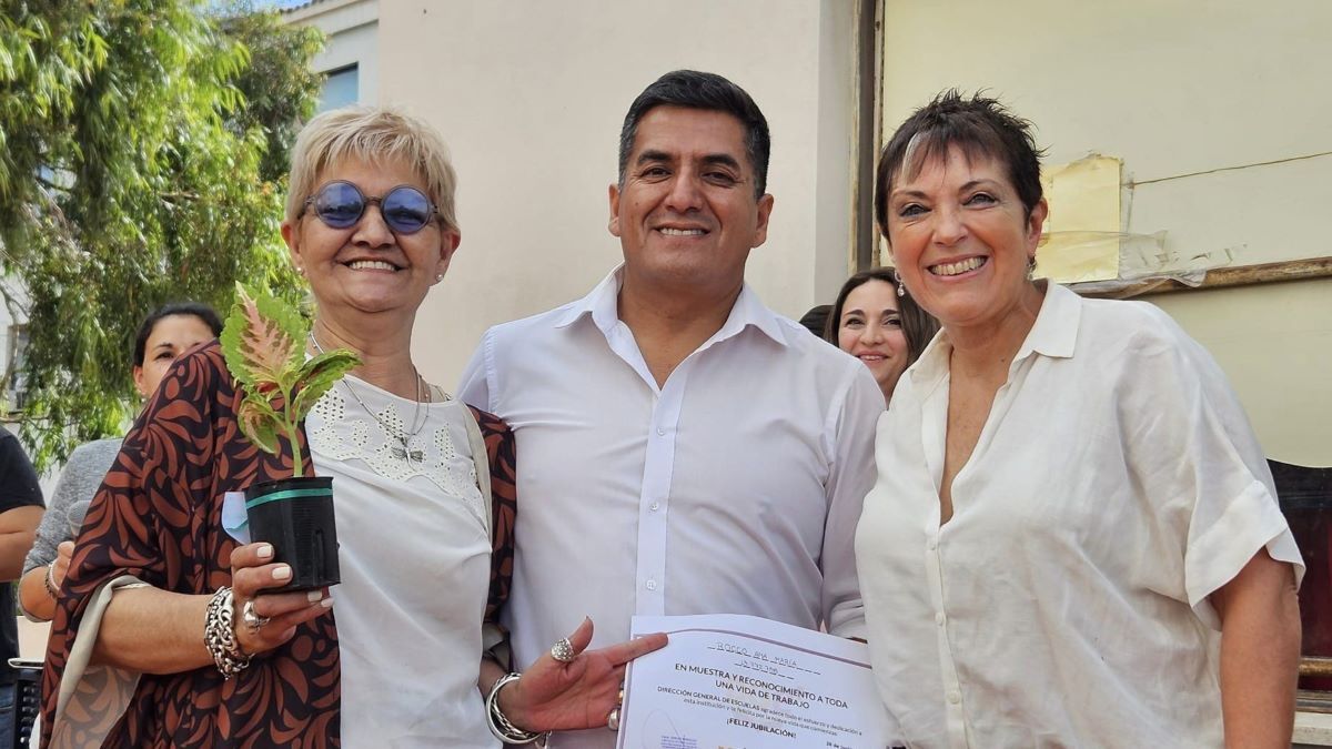 Márquez, junto a docenes durante su tarea en DGE. Márquez, junto a docenes durante su tarea en DGE.