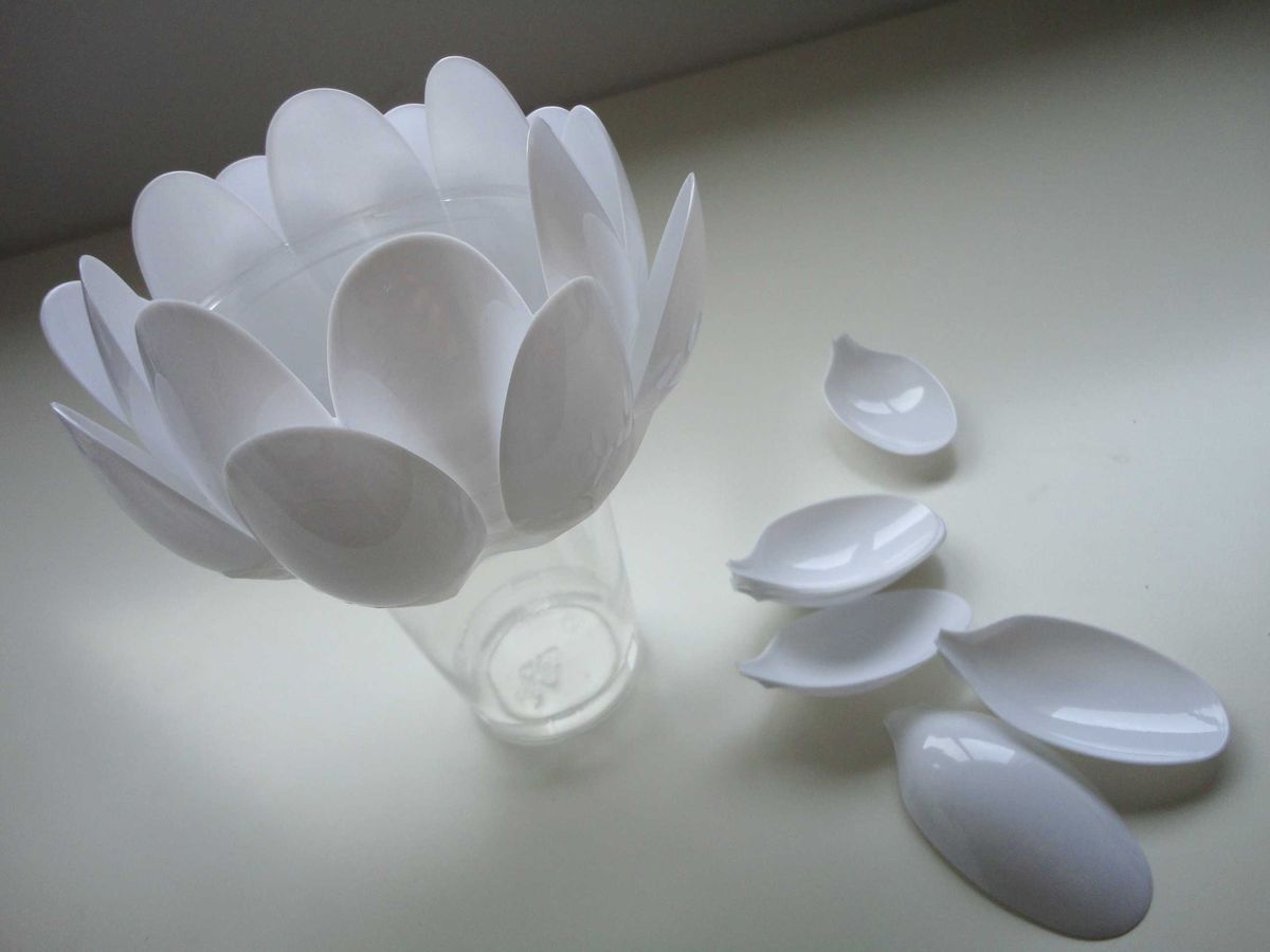 Portavelas con cucharas de plástico, paso a paso. Portavelas con cucharas de plástico, paso a paso.